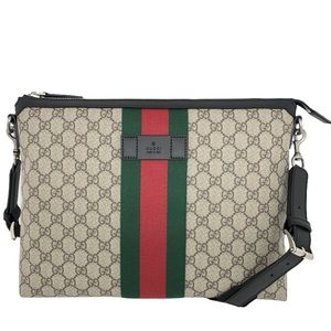 red gucci wristlet